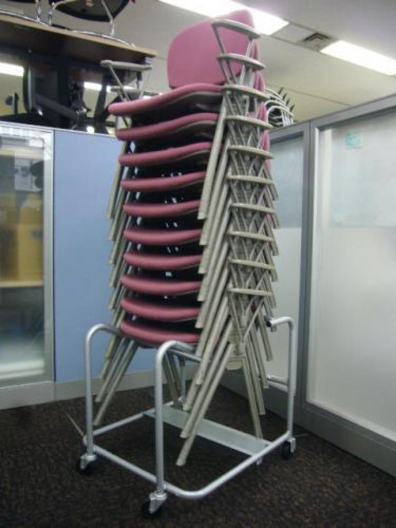 【ロット】【スタッキングチェア10脚セット】　☆驚くなかれ、中古でもこんなロットで揃います!!また、収納と移動に便利な台車付き!!これぞ錦糸町店の最大の強み♪起業やレイアウト変更などで必要なあなたに御提案致します。【会議チェア】
                                    中古
            