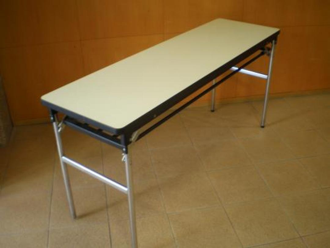 オカムラ製　　折畳テーブル　W1500　ものが違います！！省スペース向けのテーブルです
                                    中古
            