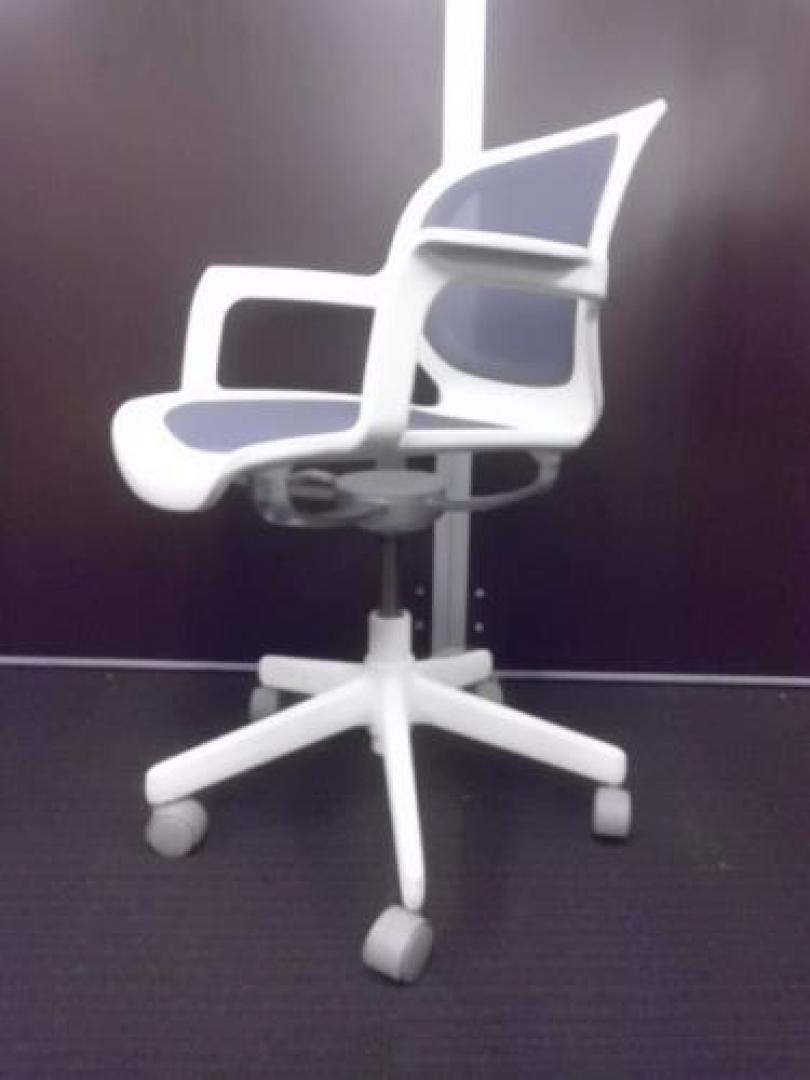 【￥７.３５０　揃いの在庫シリーズ】　ＫＯＫＵＹＯ製　ＭＡＲＩＭＢＡ（マリンバ）ミーティングチェア　■　メッシュ素材　■　型番：ＣＲ-Ｇ1501-Ｗ【会議チェア】
                                    中古
            