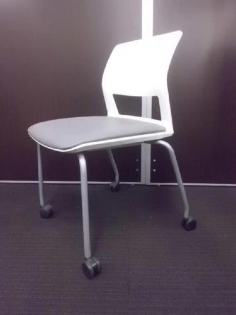 【￥５.２５０　揃いの在庫シリーズ】　ＫＯＫＵＹＯ製　スタッキングチェア　■　状態良好【会議チェア】
                                    中古
            