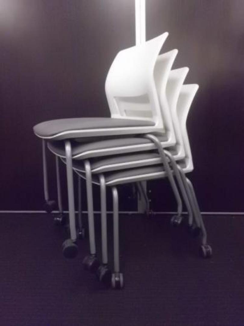 【￥１８.９００　４脚セット商品シリーズ】　ＫＯＫＵＹＯ製　スタッキングチェア４脚セット　■　状態良好【会議チェア】
                                    中古
            