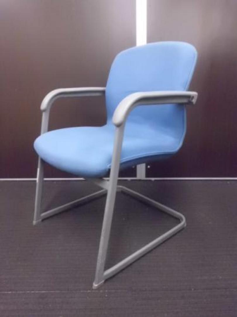 【2脚入荷！】　内田洋行製　ミーティングチェア　【神奈川県　中古肘付きオフィスチェア　ミーティングチェア】【会議チェア】
                                    中古
            