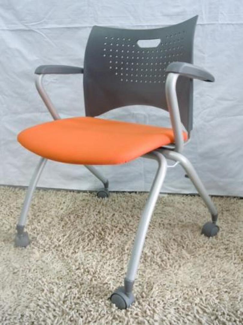 【4脚入荷！】ライオン製　肘つきスタッキングチェア　オレンジ　キャスター付き【会議チェア】
                                    中古
            