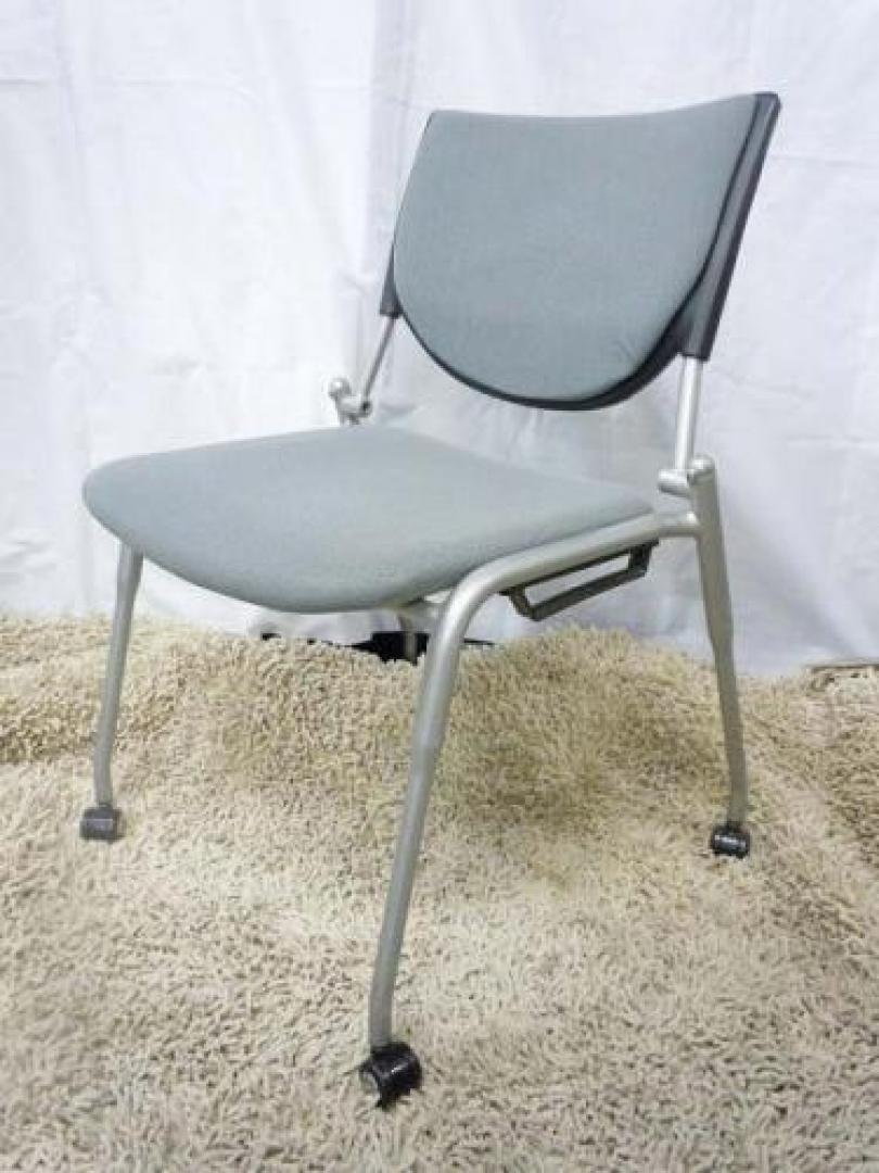 【2脚入荷！】okamura製　プロスタックシリーズ　キャスター付きスタッキングチェア　■ミーティングチェア　■背パッドタイプ　■グレー　■8139FZ【会議チェア】
                                    中古
            