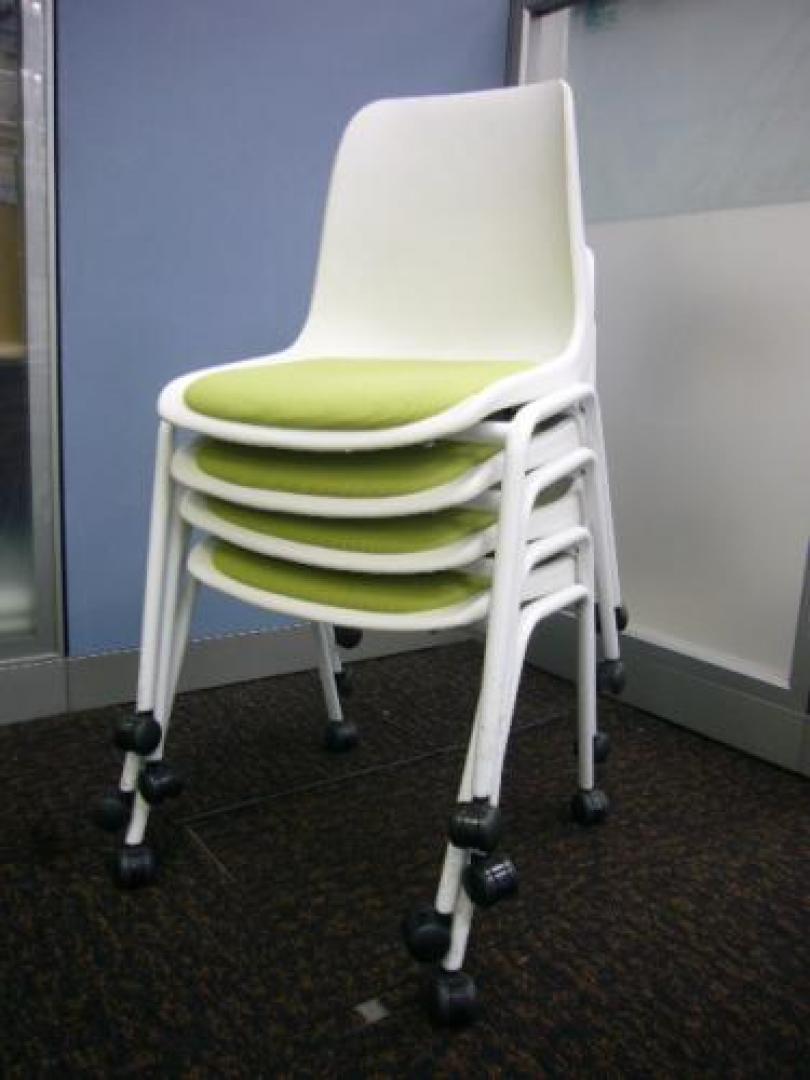 ■4脚セット■キャスター付き スタッキングチェア■ ホワイト×ライトグリーンの鮮やかな色合い！！これでオフィスも明るい雰囲気に^^【会議チェア】
                                    中古
            