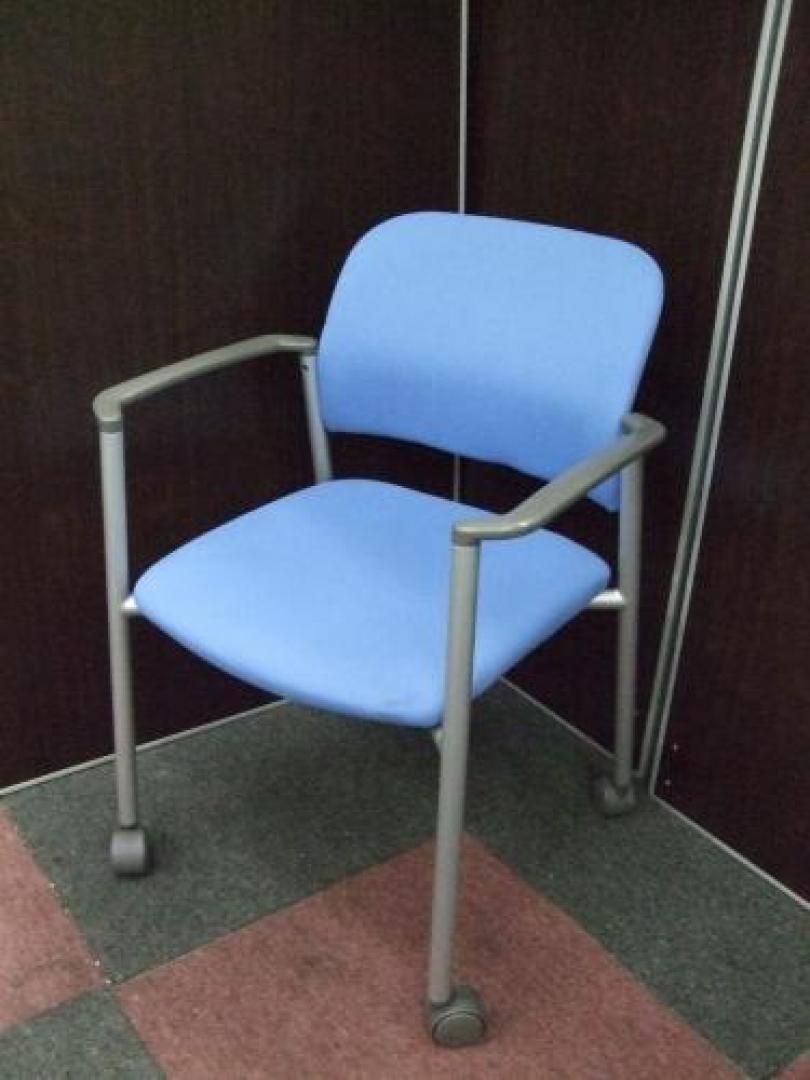 【状態良好品】■KOKUYO製　ミーティングチェア■【肘付きです】■鮮やかなブルー！■【会議チェア】
                                    中古
            