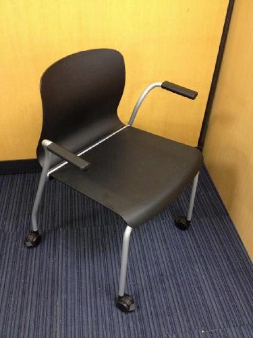 3/1在庫情報■合計17脚■肘付キャスター付き■スタッキング可■アリーナCシリーズ■【会議チェア】
                                    中古
            