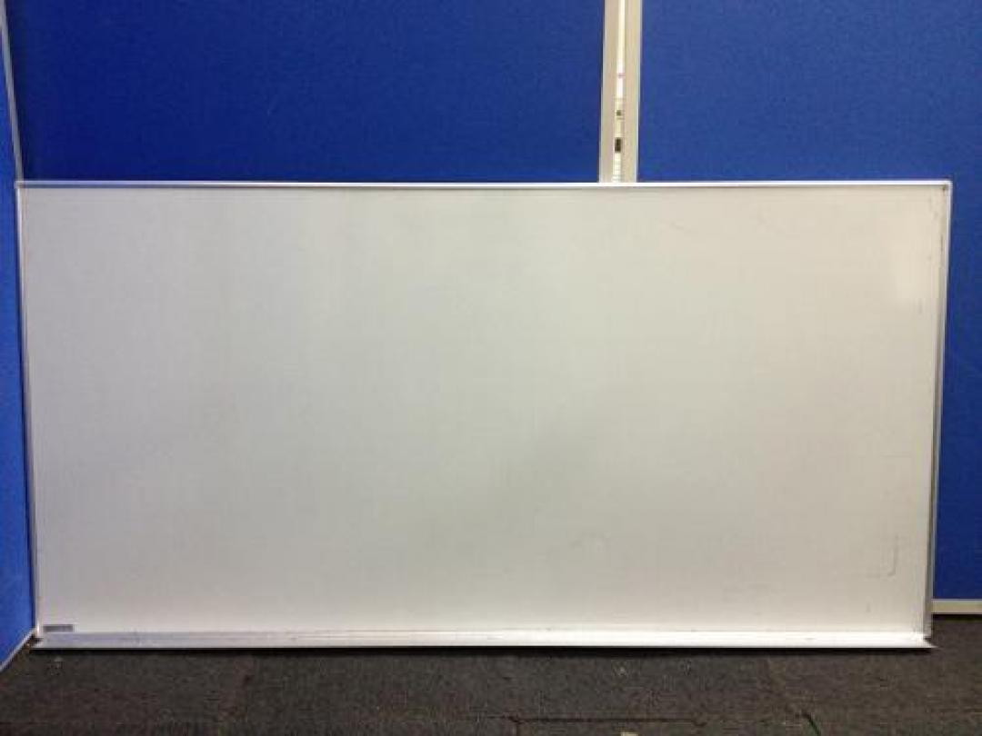 【オフィスの定番　ホワイトボード】省スペース向け壁掛けタイプ　受け皿付です
                                    中古
            