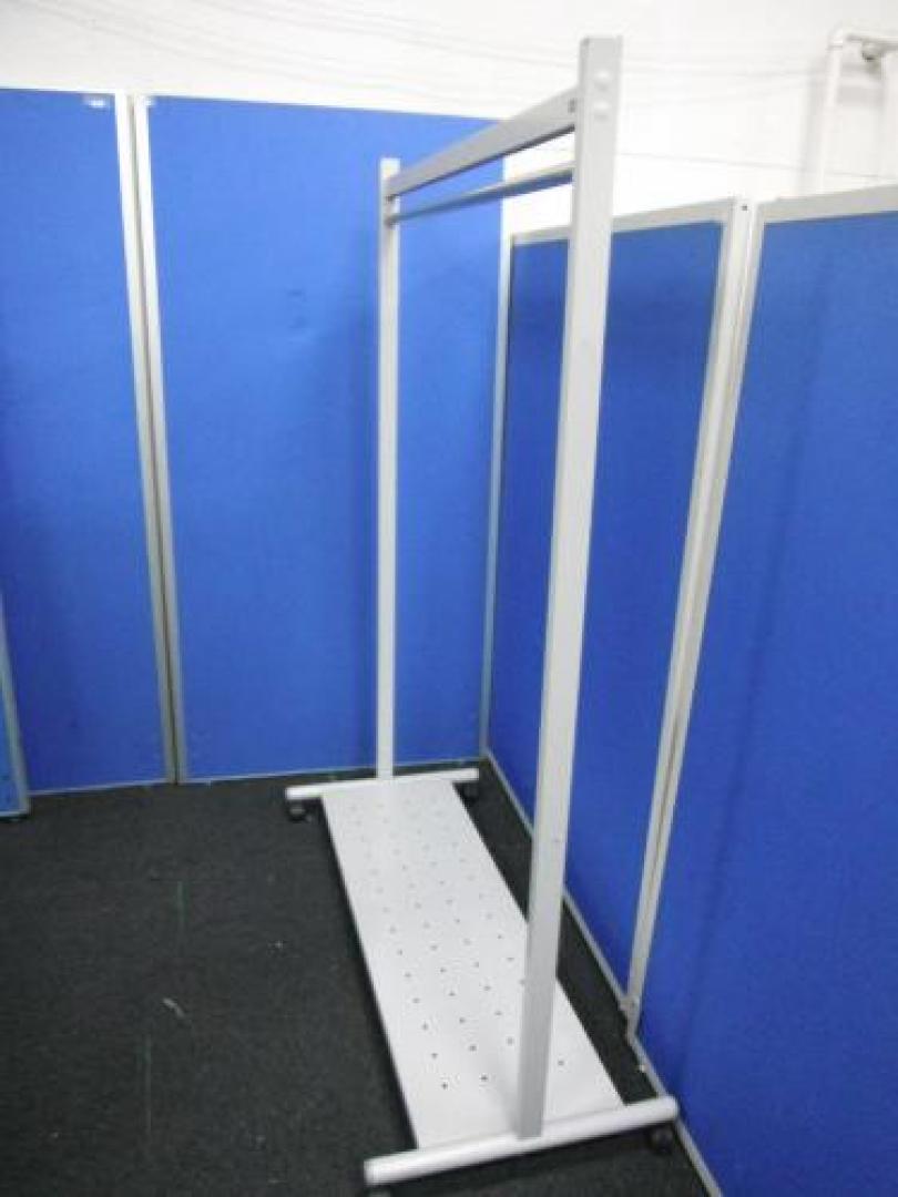 キャスター付き　コートハンガー　下部に台も付いてます
                                    中古
            