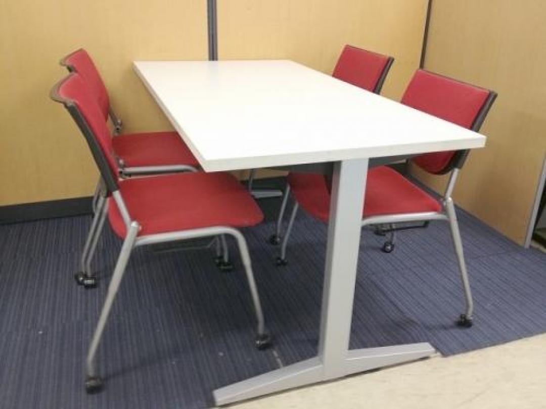 【3/6更新】■レッドのチェアとホワイトのテーブルのセット■【会議チェア】
                                    中古
            