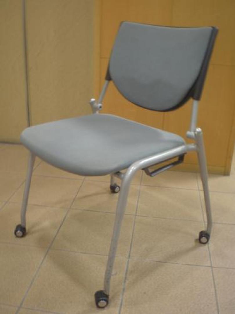 オカムラ製　スタッキングチェアー　プロスタックシリーズ　グレー色【ロット】【会議チェア】
                                    中古
            