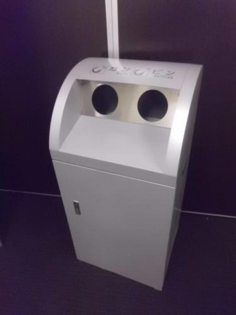 【残り１点特価シリーズ】　缶ビン分別可能　ダストボックス　ゴミ箱
                                    中古
            