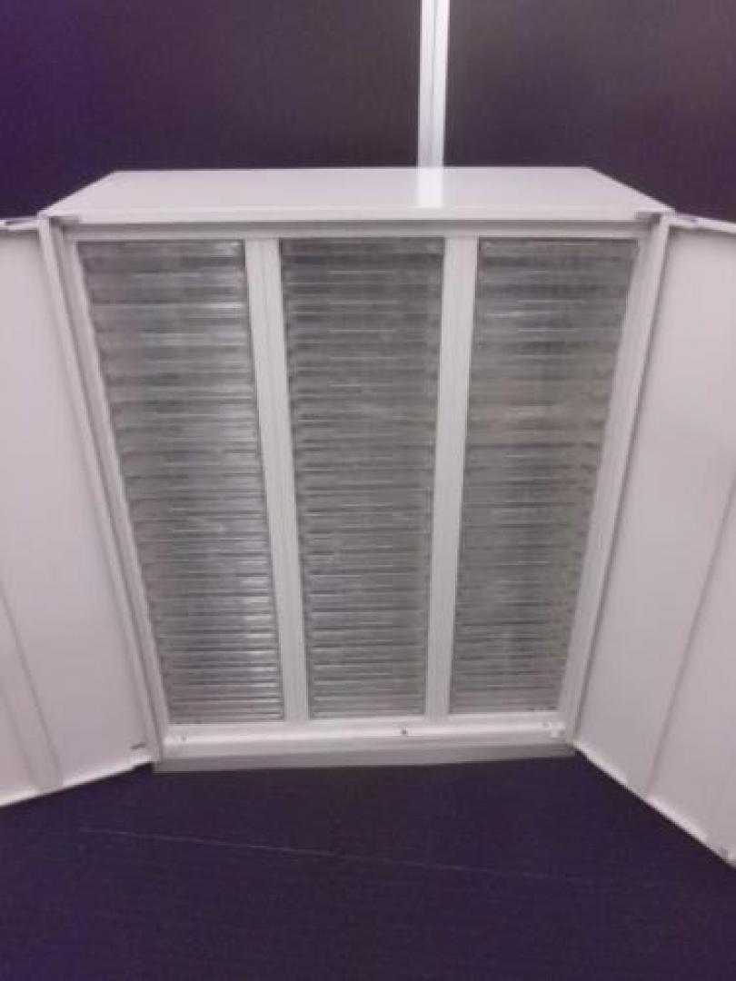 【￥２７.３００　残り１点特価シリーズ】　イナバ製　両開きタイプクリスタルトレー　■　珍しいタイプの書庫入荷しました
                                    中古
            