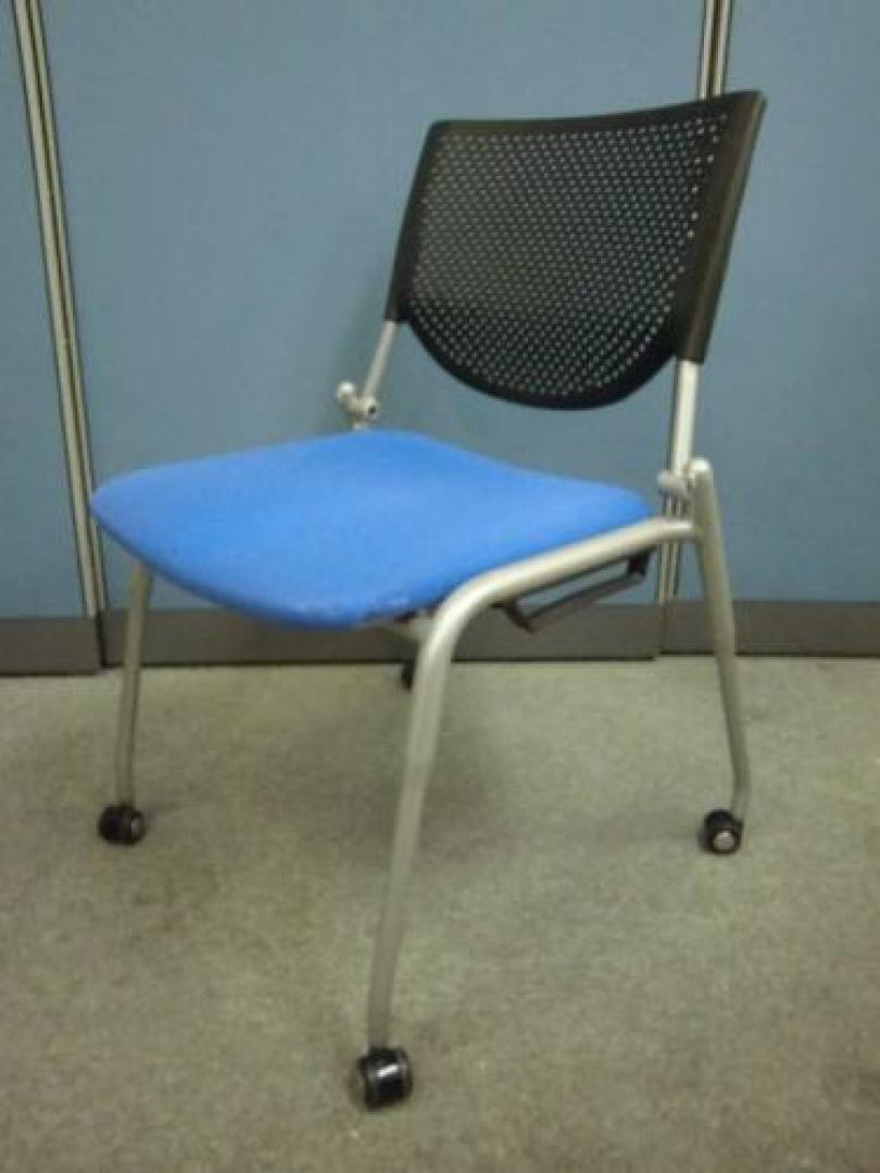 【キャスター付き】　オカムラ製　スタッキングチェア【会議チェア】
                                    中古
            