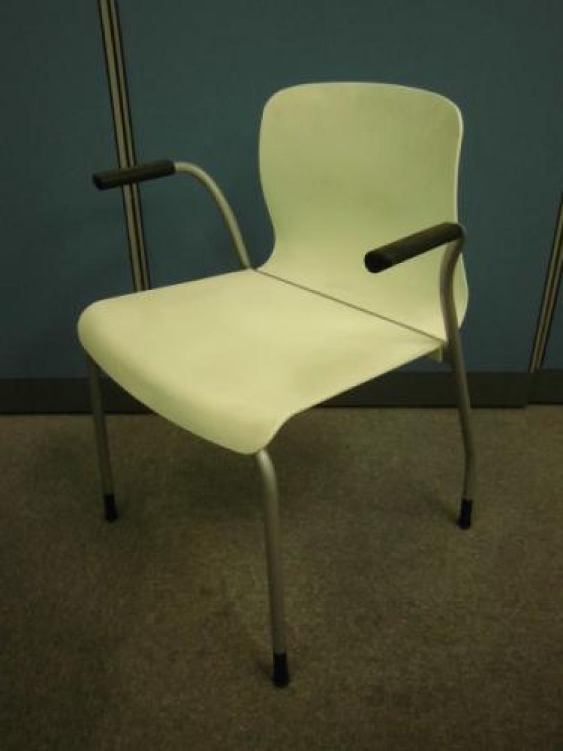 【肘付き】コクヨ製　スタッキングチェア【会議チェア】
                                    中古
            