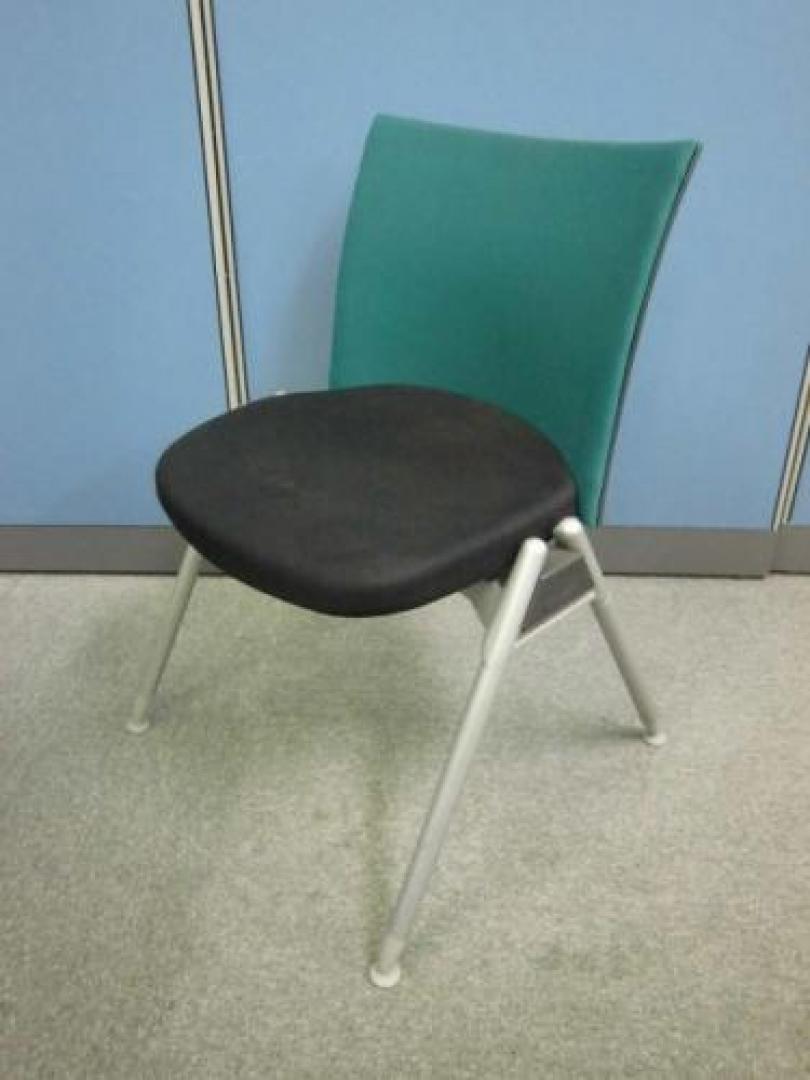 【座面クッション】スタイリッシュなスタッキングチェア！【会議チェア】
                                    中古
            