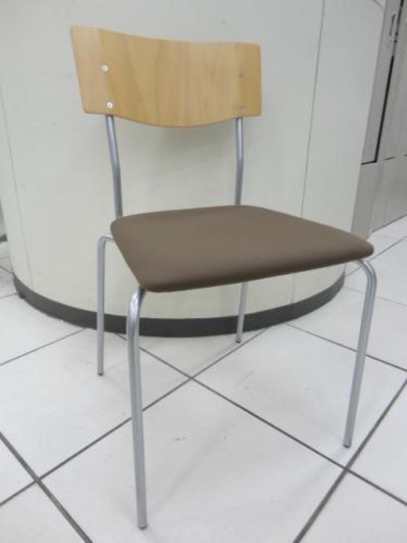 ■ＩＴＯＫＩ製　スタッキングチェア【会議チェア】
                                    中古
            