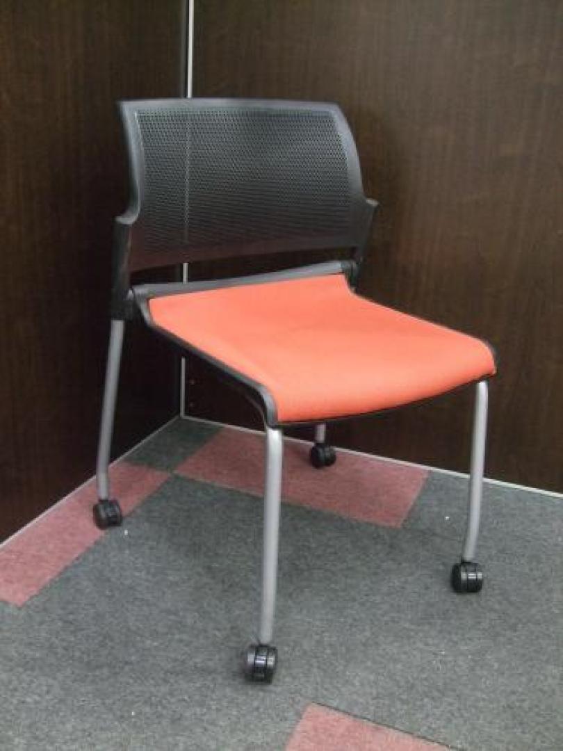 【鮮やかなレッド】■内田洋行　スタッキングチェア■【会議チェア】
                                    中古
            