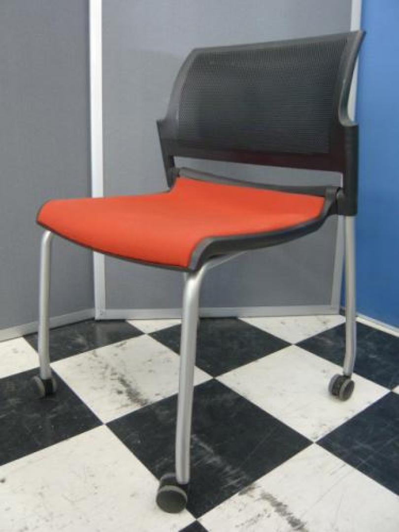 ■状態良好■内田洋行製スタッキングチェアが入荷■キャスター付きだから移動しやすい■スタッキングだから積み重ねもOK【会議チェア】
                                    中古
            