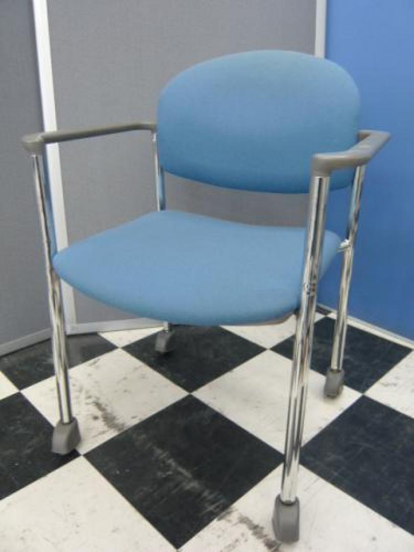 ■状態良好■内田洋行製スタッキングチェア■肘付き■キャスター付きだから移動しやすい■スタッキングだから積み重ねもOK【会議チェア】
                                    中古
            