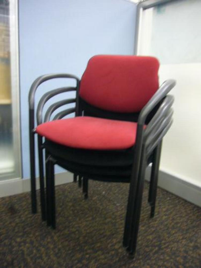 【座り心地抜群！メーカー不明スタッキングチェア！】ふかふかの座り心地、難点は1脚だけ色違い・・・どうかそこだけは大目に見てください【会議チェア】
                                    中古
            