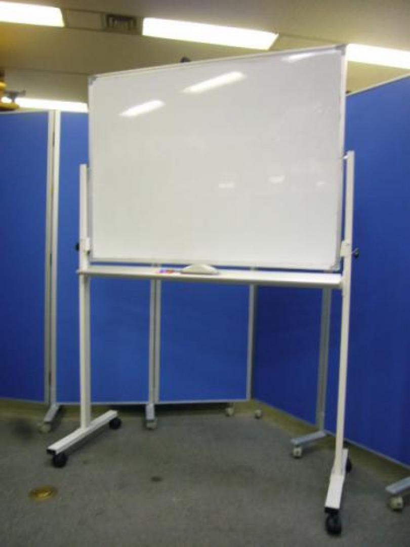 【片面 自立式 ホワイトボード入荷！！】やや使用感が御座いますが、すぐに欲しいというお客様！即日お持ち帰り可能です。
                                    中古
            