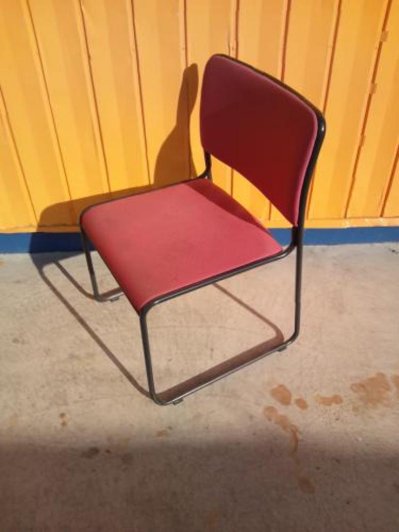 ライオン製　スタッキングチェア　レッドカラー【会議チェア】
                                    中古
            