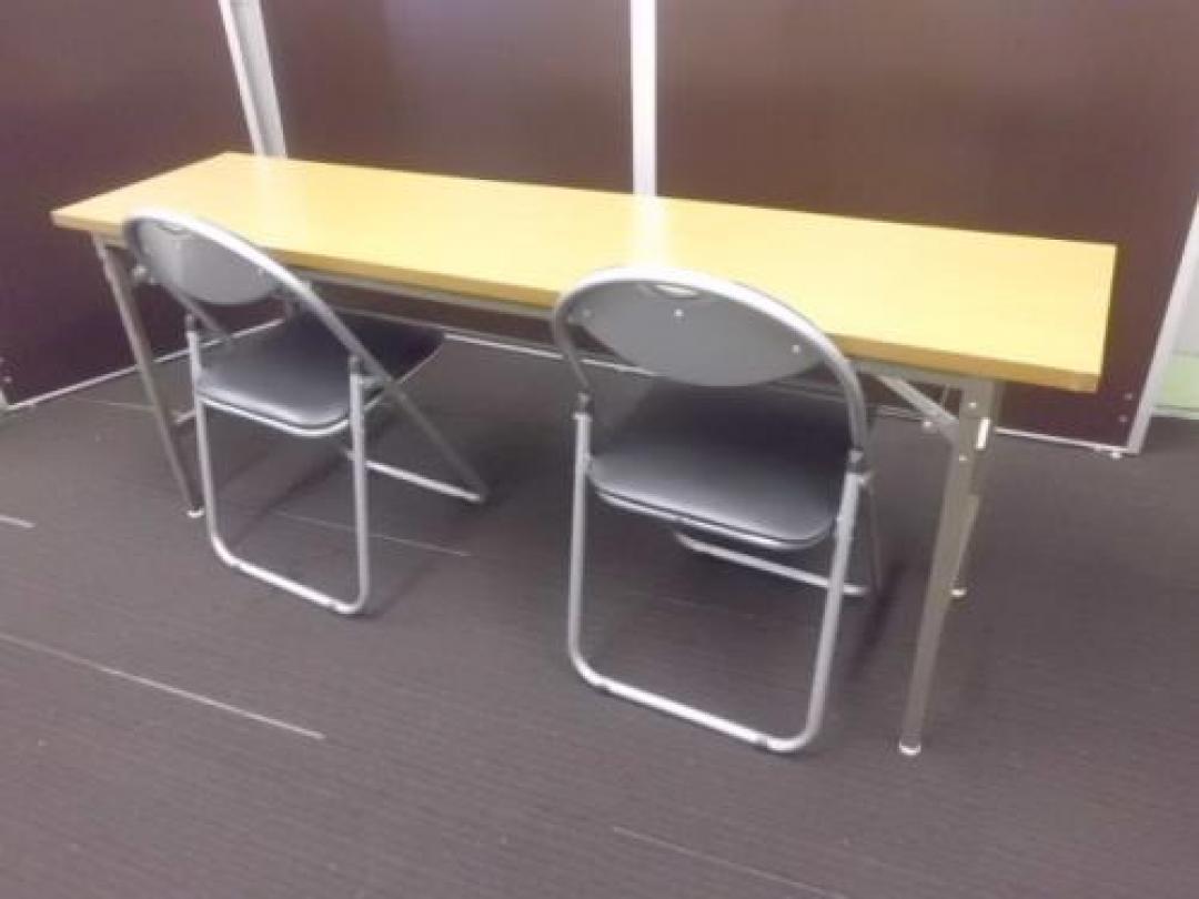 【￥５.７００　３点セット商品シリーズ】　ITOKI製折り畳み机＋新品パイプイス２脚セット　■　リーズナブルなテーブルセットをお探しのあなたへおすすめ　■　【セット商品】　
                                    中古
            