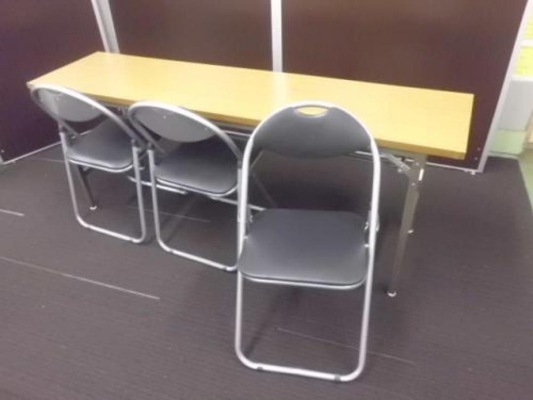 【￥６.９００　４点セット商品シリーズ】　ITOKI製折り畳み机＋新品パイプイス３脚セット　■　リーズナブルなテーブルセットをお探しのあなたへおすすめ　■　【セット商品】　
                                    中古
            