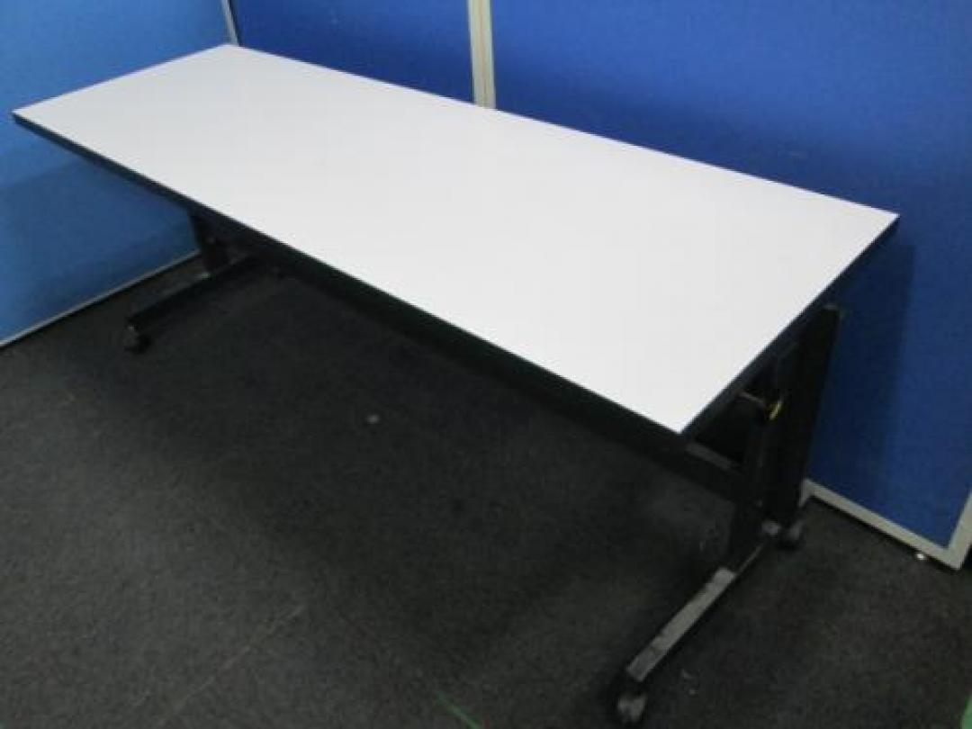 【大量入荷】ちょっと旧式ですけどまだまだ現役！スタックテーブル3名様用
                                    中古
            