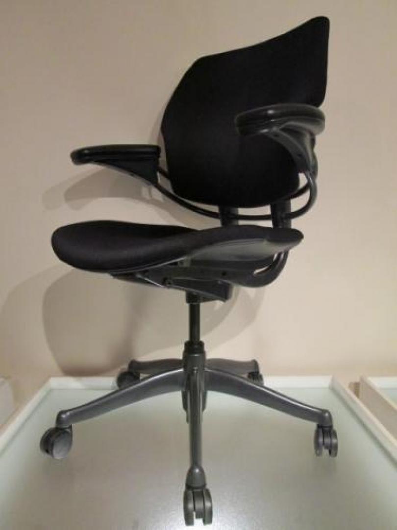【中古】Freedom Chair Humanscale/ヒューマンスケール 肘付ローバックチェア 80119