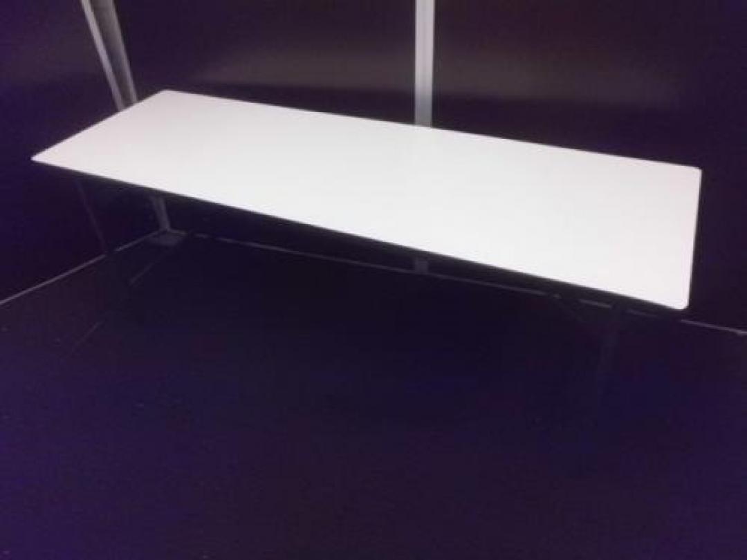 【￥４.２００　揃いの在庫シリーズ】　Ｗ１８００折りたたみテーブル　■　人気のホワイトカラー

                                    中古
            