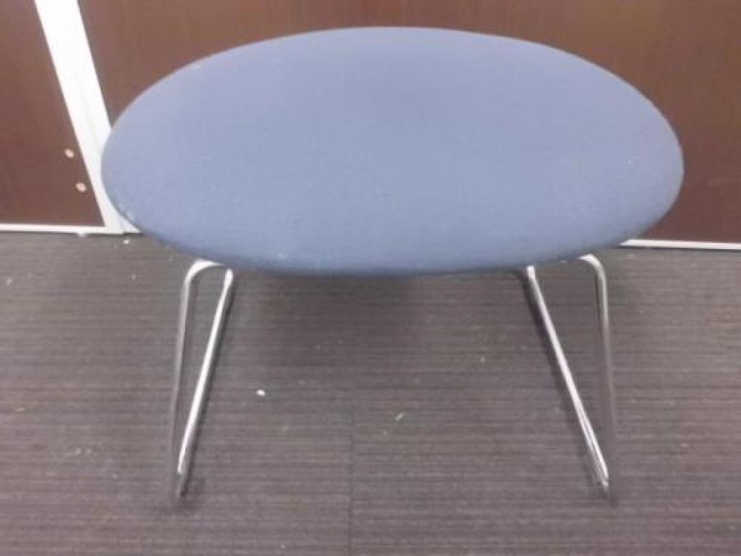 【￥３.１５０　残り２点特価シリーズ】　内田洋行製　オットマン
                                    中古
            