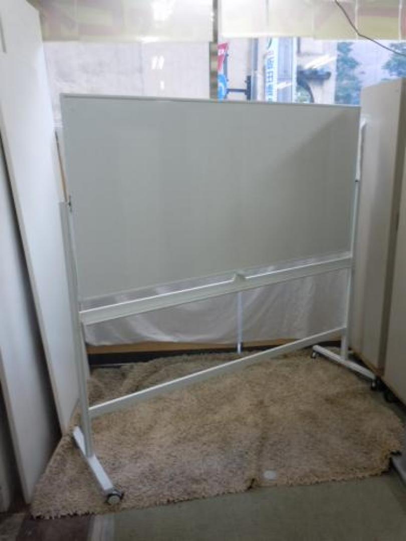 ■　脚付き　ホワイトボード　■　Ｗ1800　■　片面罫線テープ張ってあります　■　盤面：スチール　■　
                                    中古
            