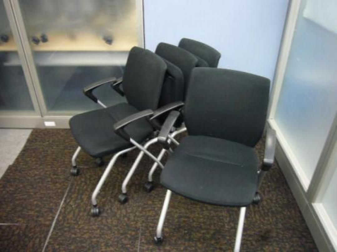 【ロット】KOKUYO製 Styla【スタイラ】4脚セットブラックシートにシルバーフレーム■シャープなデザインのネスティングチェア【会議チェア】
                                    中古
            