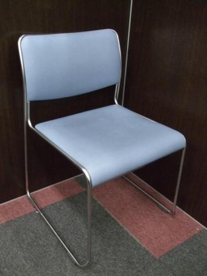 【おつとめ品】■ナイキ製　スタッキングチェア■【ビニール地】【会議チェア】
                                    中古
            