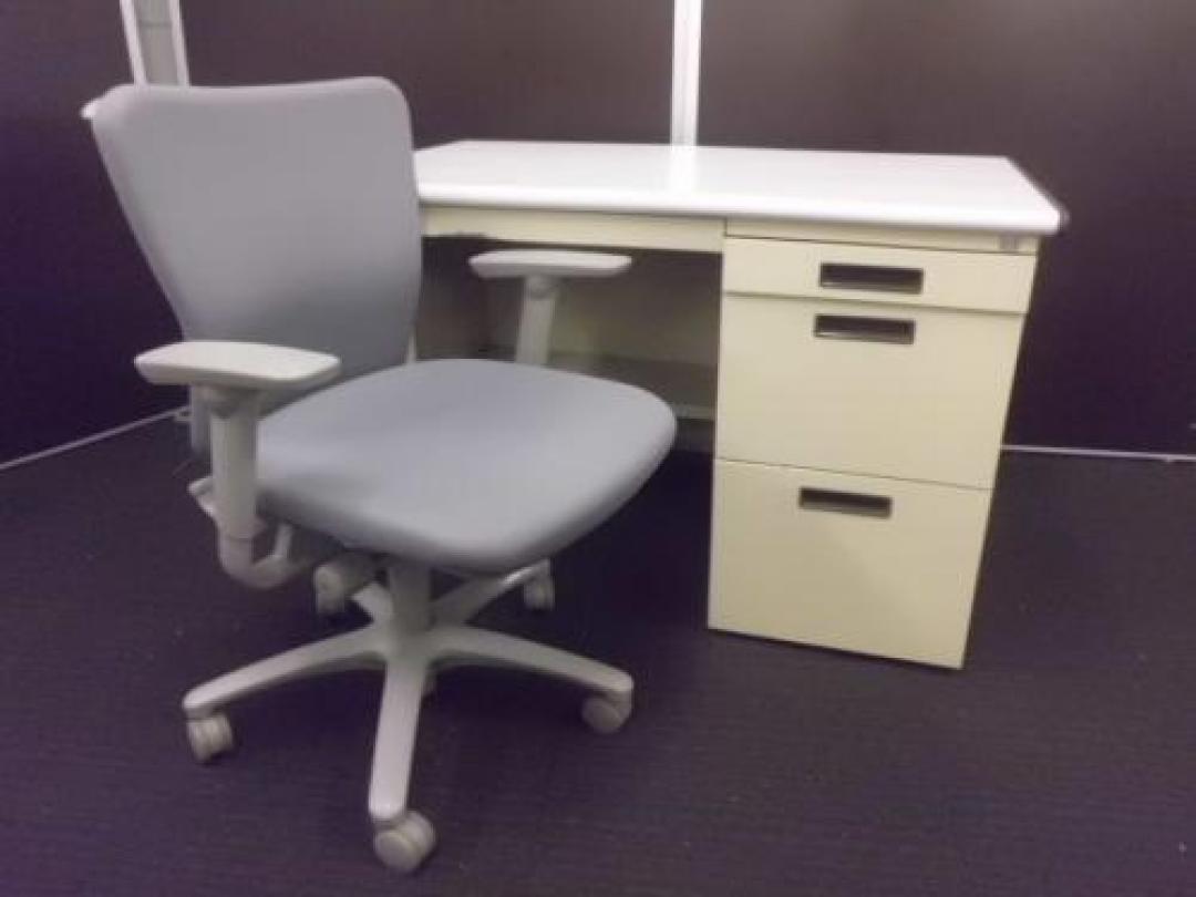 【￥１５.０００　２点セット商品シリーズ】　ライオン製　W1100ｍｍ片袖机＋オカムラ製　ハンガー付カロッツァチェア　　■　チェアの組み合わせは変更できます！！　■　デスクは弊社倉庫にも沢山在庫有り【セット商品】【ロット】
                                    中古
            