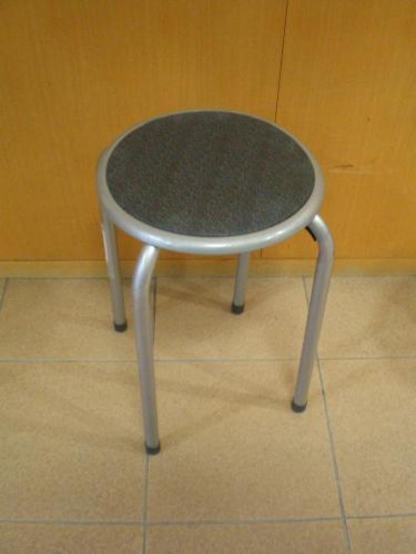 人気商品　丸椅子　積み重ね可能な優れもの！！お持ち帰り価格！
                                    中古
            