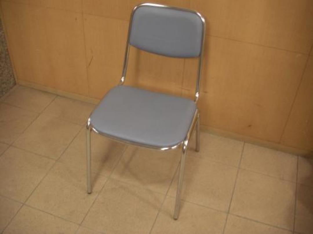 ■スタッキングチェアー■岡村製作所製 生地がﾋﾞﾆｰﾙﾚｻﾞｰですので簡単お手入れ!!【会議チェア】
                                    中古
            