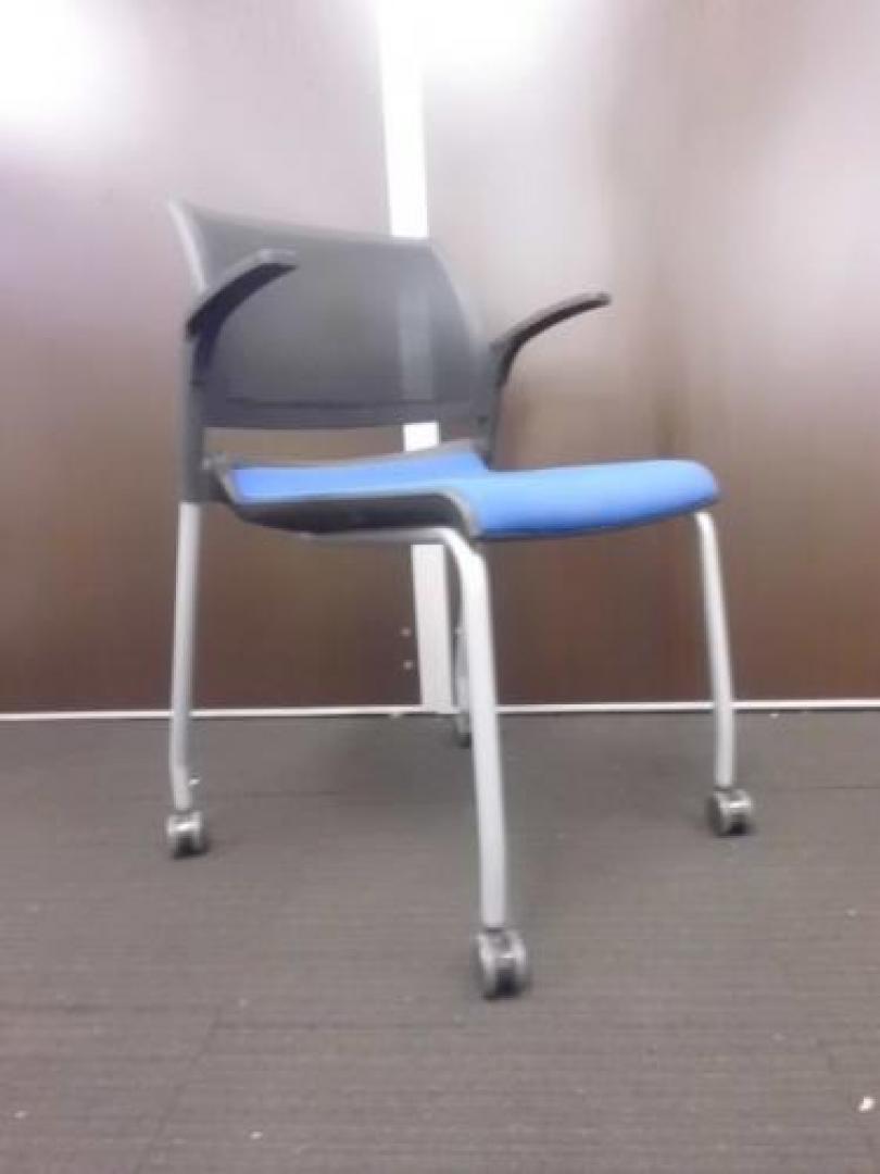 【￥７.３５０　揃いの在庫シリーズ】内田洋行製　肘付ミーティングチェア　■　型番【FM-310】【会議チェア】
                                    中古
            