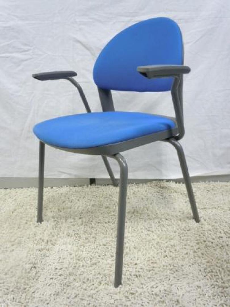 【1台入荷！】イトーキ製　肘つきスタッキングチェア　■ブルー【会議チェア】
                                    中古
            