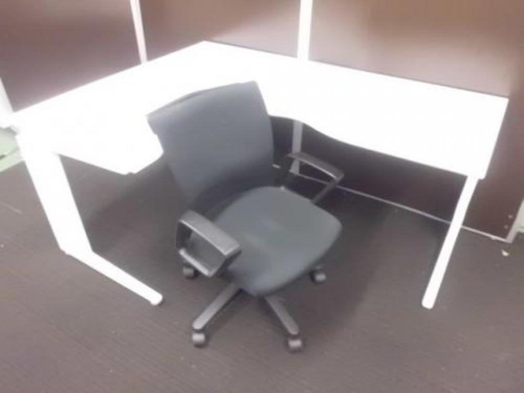 【￥３５.０００　２点セット商品シリーズ】オカムラ製　プロユニットＬ字デスク＋トレンザチェアセット　　■　左L方のみ在庫ございます　■　【セット商品】【ロット】
                                    中古
            