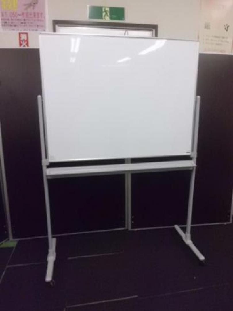 【￥１２.６００　揃いの在庫シリーズ】　ニチガク製　脚付き両面ホワイトボード　■　状態良好
                                    中古
            