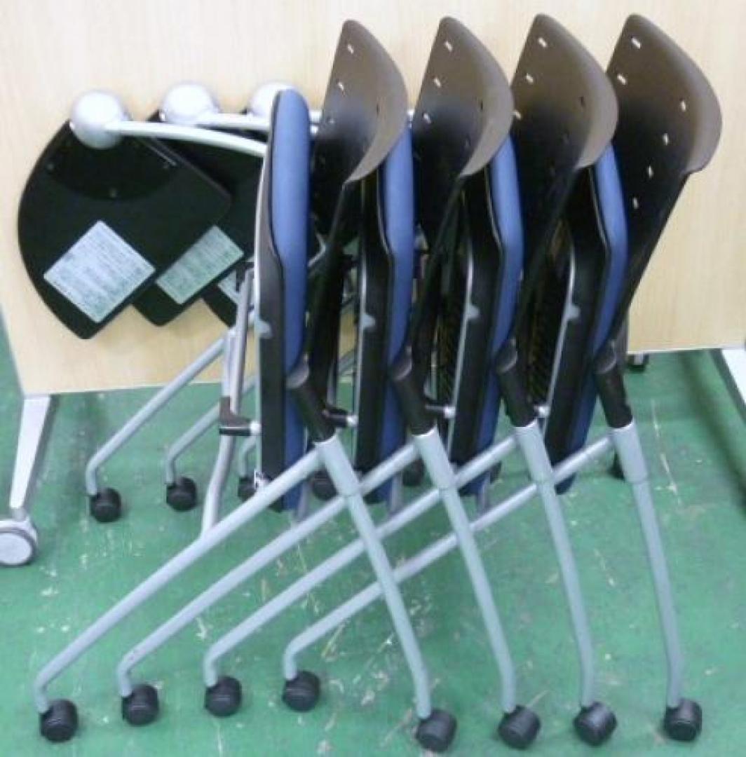 ■イトーキ製　ネスティングチェア■【4脚セット】ブルー　メモ台付きミーティングチェア
                                    中古
            