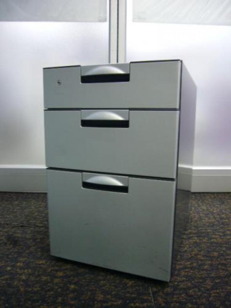 【ロット】KOKUYO■Delphi（デルフィ）シリーズ 3段ワゴン　ブラックのボディにメタリックシルバーの引き出し！滅多にお目にかかれないクールな3段ワゴン入荷いたしました■
                                    中古
            