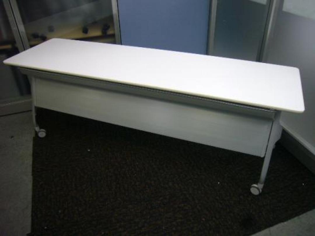 【ロット】コクヨ製ＥＰＩＰＨＹ（エピファイ）シリーズのサイドスタックテーブル！足元を隠すパネルも完備！人気のホワイト色！このサイズは稀少です！！
                                    中古
            