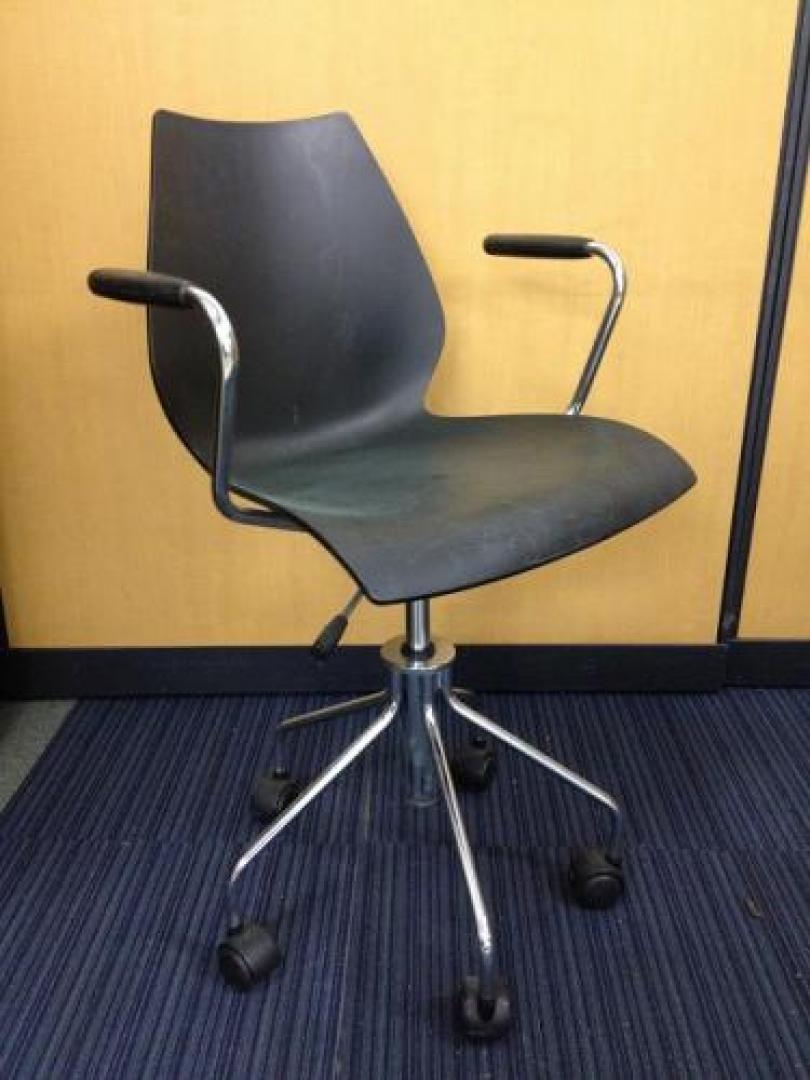 ※座面傷有り【￥5,250-｜6/12更新】■マウイ■Maui■ミーティングチェア■デザイナーズ家具■【座面に擦れ傷ありのためお安くご提案】【会議チェア】
                                    中古
            