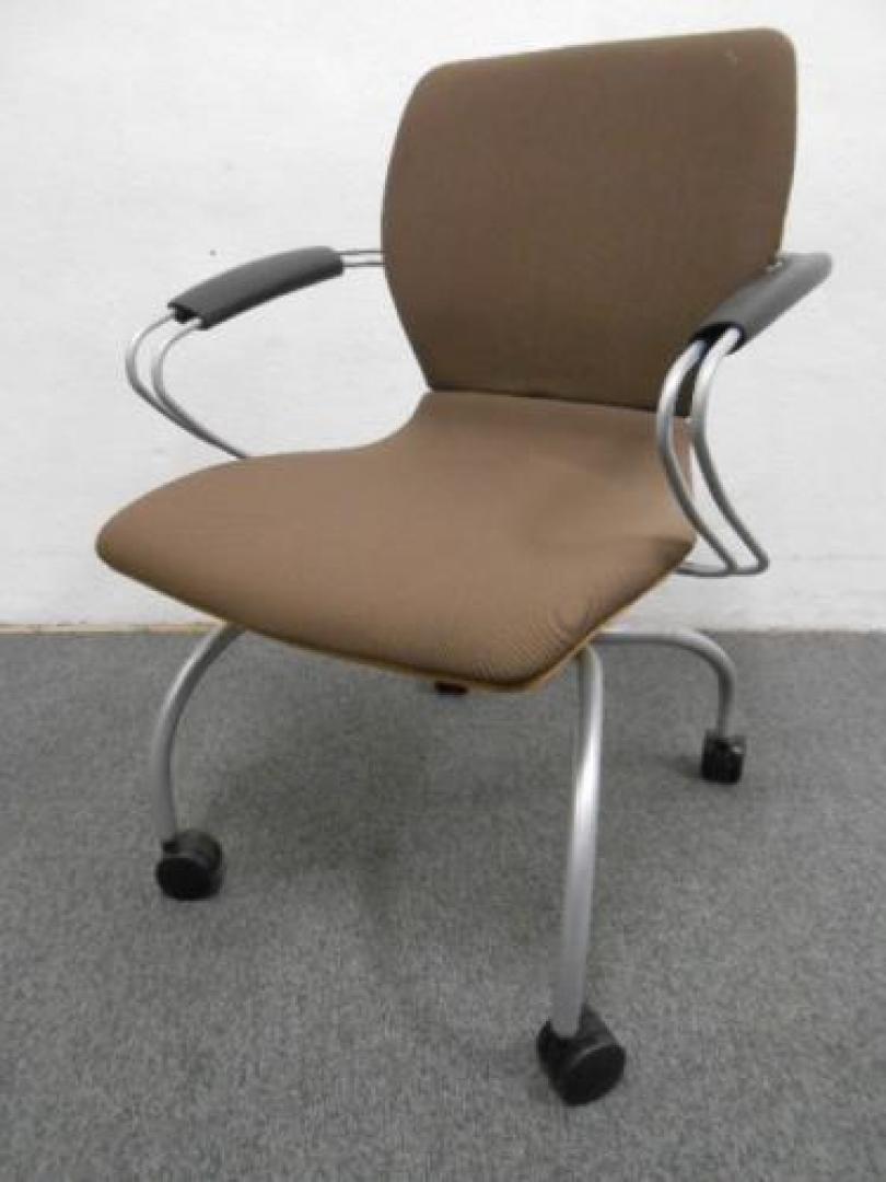 イトーキ　｜　ミーティングチェア　|　　SINTA　シンタ　｜　ブラウン　｜　数量3脚　｜スタイリッシュで座り心地も良い!!【会議チェア】
                                    中古
            