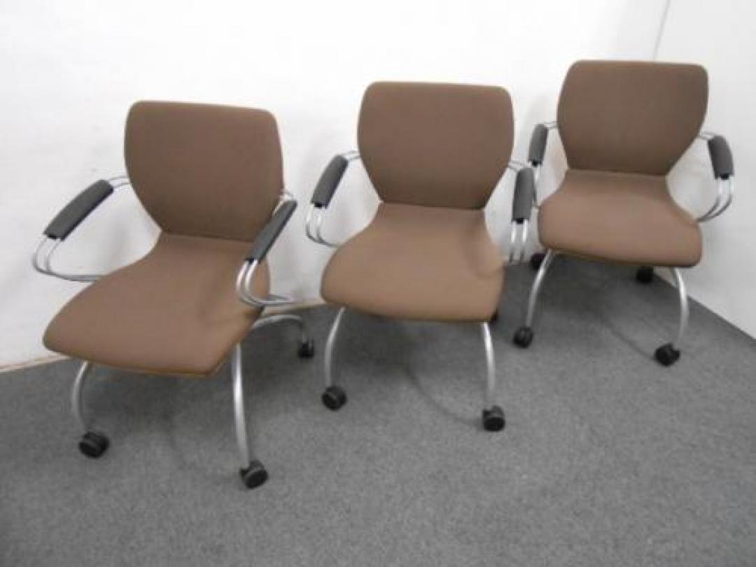 イトーキ　｜　通常3脚18900円のところ、3脚セットで3900円OFFの税込み15000円　|　　SINTA　シンタ　｜丸テーブル等にあわせてはいかがですか？？｜【セット商品】【会議チェア】
                                    中古
            