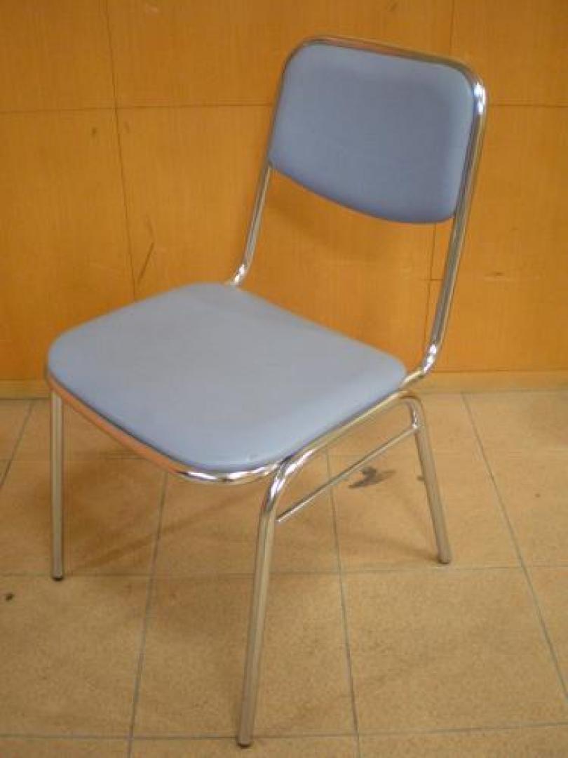 オカムラ製　スタッキングチェアー　ビニール地　ライトブルー色　ビニール地だからお手入れ簡単！！【会議チェア】
                                    中古
            